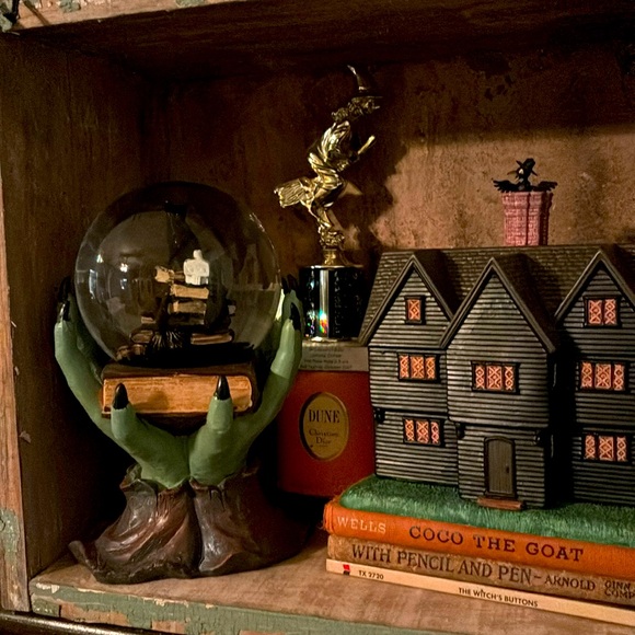 Halloween Green Witch Hands Black Cat Snowglobe Waterglobe Decor NEW 9" - Picture 7 of 7